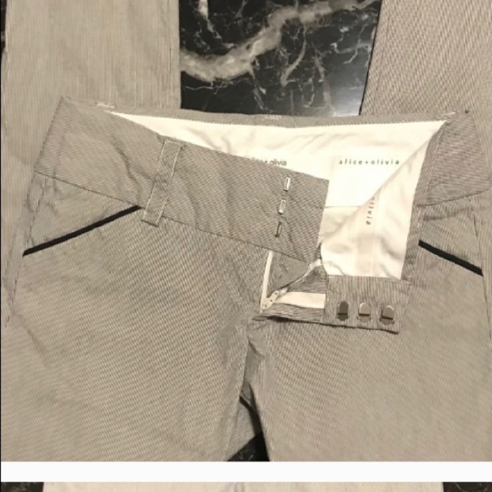 Alice & Olivia Size 4 Pinstriped pants